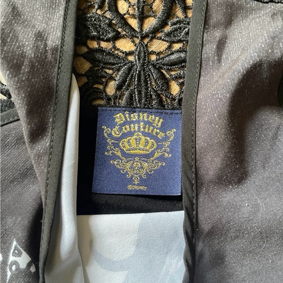 Stylish Black Sleeveless Top with Graphic Design - Picture 3 of 7